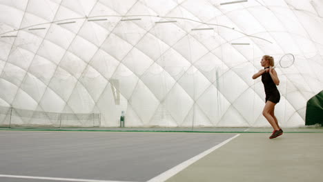 Vista-Lateral-Amplia-De-Una-Joven-Tenista-Caucásica-Golpeando-Una-Pelota-Durante-Un-Juego-O-Una-Práctica.-Cámara-Lenta-De-100-Fps,-Metraje-Calibrado-En-Formato-Uhd-4k